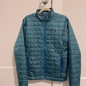 Patagonia men’s nano puff jacket in size S